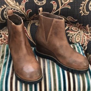 DibaTrue Stacked Wedge Boot